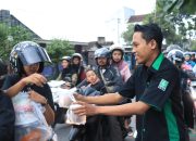 Garda Bangsa Kabupaten Malang Bagi Takjil Gratis Kepada Pengguna Jalan
