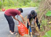 Mahasiswa KKN-T Kelompok 4 UQM dan Karang Taruna Desa Wonoagung Bersihkan Sampah Usai Karnaval Sound Horeg