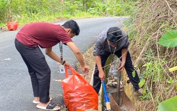 Mahasiswa KKN-T Kelompok 4 UQM dan Karang Taruna Desa Wonoagung Bersihkan Sampah Usai Karnaval Sound Horeg