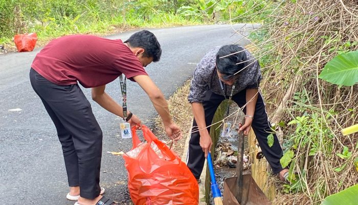Mahasiswa KKN-T Kelompok 4 UQM dan Karang Taruna Desa Wonoagung Bersihkan Sampah Usai Karnaval Sound Horeg