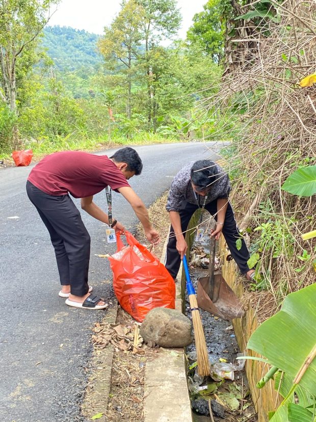 Mahasiswa KKN-T Kelompok 4 UQM dan Karang Taruna Desa Wonoagung Bersihkan Sampah Usai Karnaval Sound Horeg