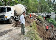 Wakil Ketua DPRD Malang Ir. H. Kholiq, M.A.P Tinjau Lokasi Pembangunan Penahan Jalan di Desa Karangsari